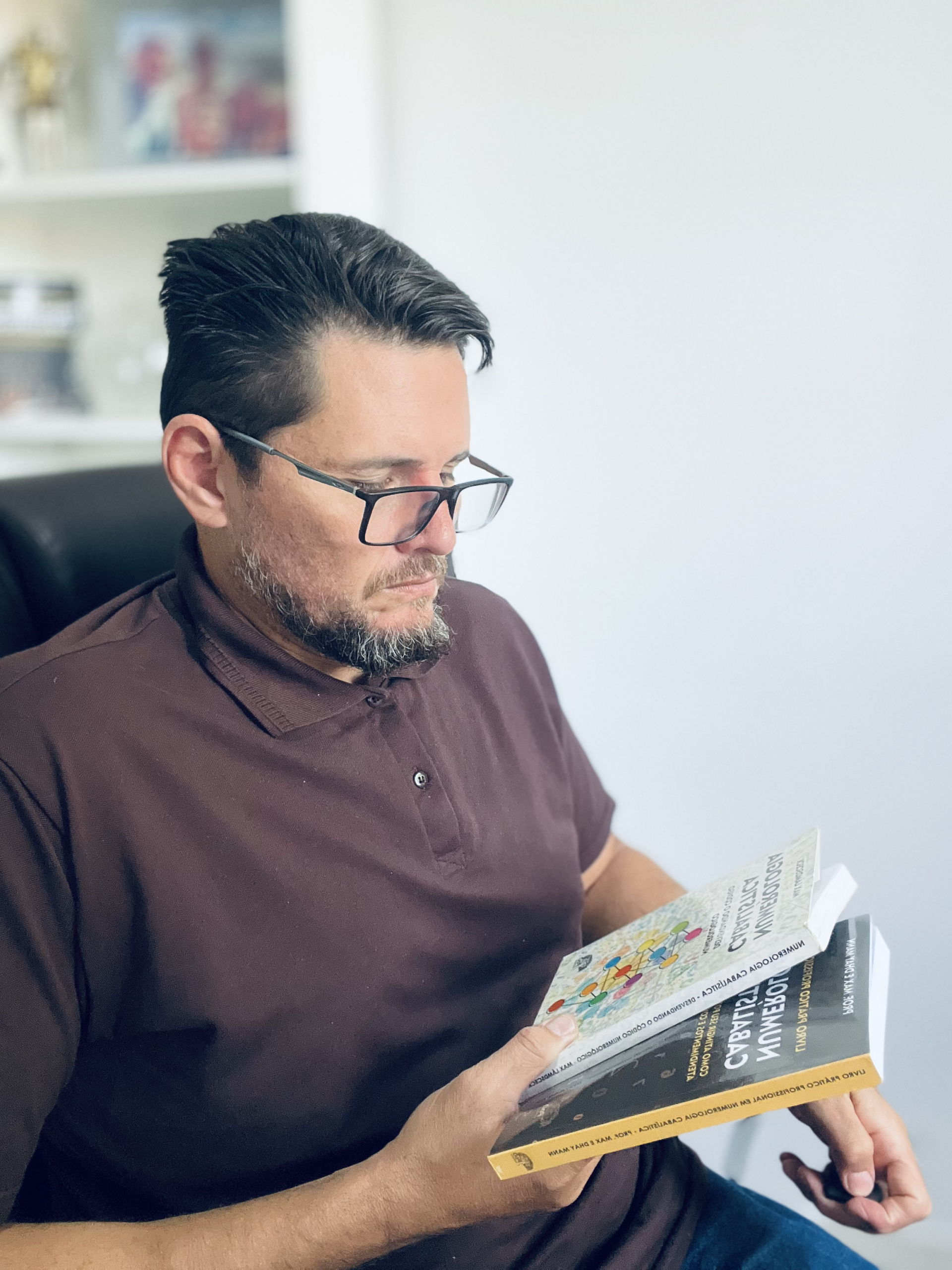 Max Neto com livro